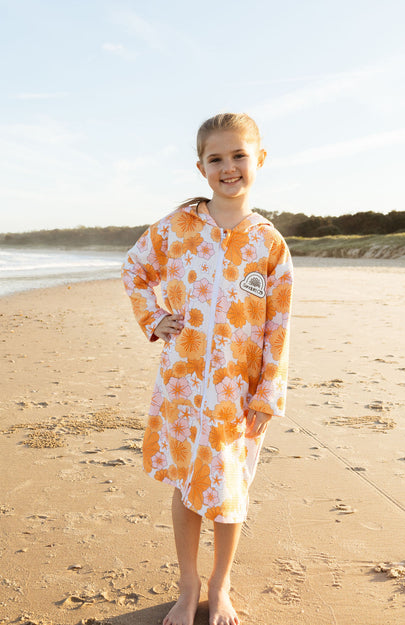 Kids wearable towel in pink floral design – short sleeve