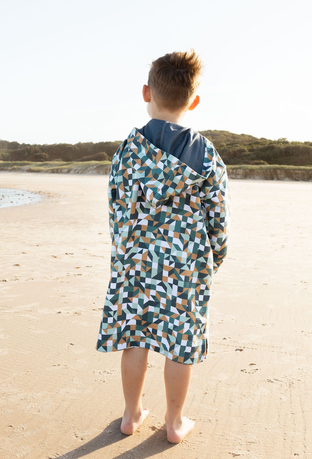 Kids hooded towel in blue and brown tones – sand-free design