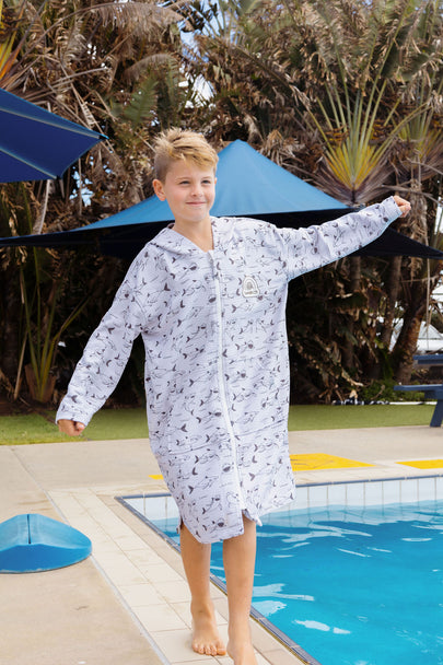 Shark Bite kids towel – hooded and zipped in deep blue tones
