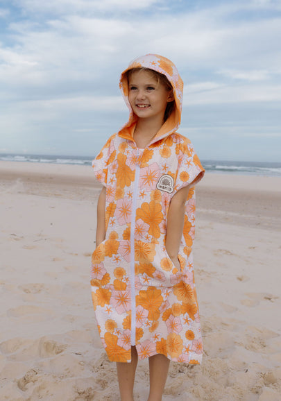 Kids wearable towel in pink floral design – short sleeve